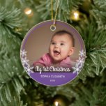 Snowflakes Baby's First Christmas Foto Lila Keramik Ornament<br><div class="desc">Dieser Sake-Weihnachtsschmuck mit einem Foto Baby und ist mit der lila Farbe gerahmt und mit weißen Schneeflocken versehen. Der Text des weißen Drehbuchs lautet: Mein erstes Weihnachten. Benutzerdefinierter Text erlaubt es Ihnen,  den Namen und das Jahr des Babys zu personalisieren.</div>