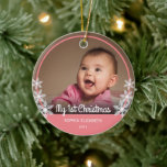 Snowflakes Baby's First Christmas Foto Pink Keramik Ornament<br><div class="desc">Dieser Sake-Weihnachtsschmuck mit einem Foto Baby,  ist mit der Farbe Rosa gerahmt und mit weißen Schneeflocken versehen. Der Text des weißen Drehbuchs lautet: Mein erstes Weihnachten. Benutzerdefinierter Text erlaubt es Ihnen,  den Namen und das Jahr des Babys zu personalisieren.</div>