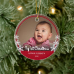 Snowflakes Baby's First Christmas Foto Red Keramik Ornament<br><div class="desc">Dieser Weihnachtsschmuck mit einem Foto Baby ist gerahmt mit einem roten Kreis und mit weißen Schneeflocken versehen. Der Text des weißen Drehbuchs lautet: Mein erstes Weihnachten. Benutzerdefinierter Text erlaubt es Ihnen,  den Namen und das Jahr des Babys zu personalisieren.</div>