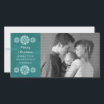 Snowflakes Chalkboard Holiday Foto Card, Aquamarin Feiertagskarte<br><div class="desc">Moderne und trendige Snowflakes Chalkboard Foto Card mit türkisfarbenem Chalkboard-Look und eleganten Schneeflocken in Weiß. Diese schicke Fotokarte eignet sich hervorragend für den Versand von Urlaubsgrüße. Passen Sie sich mit Ihrem eigenen Foto und dem personalisierten Gruß Ihrer Wahl an. Klicken Sie auf "Anpassen",  um weitere Personalisierungsoptionen zu erhalten.</div>