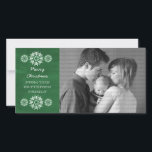 Snowflakes Chalkboard Holiday Foto Card, Green Feiertagskarte<br><div class="desc">Moderne und trendige Snowflakes Chalkboard Foto Card mit grünem Chalkboard-Look Hintergrund und eleganten Schneeflocken in Weiß. Diese schicke Fotokarte eignet sich hervorragend für den Versand von Urlaubsgrüße. Passen Sie sich mit Ihrem eigenen Foto und dem personalisierten Gruß Ihrer Wahl an. Klicken Sie auf "Anpassen",  um weitere Personalisierungsoptionen zu erhalten.</div>
