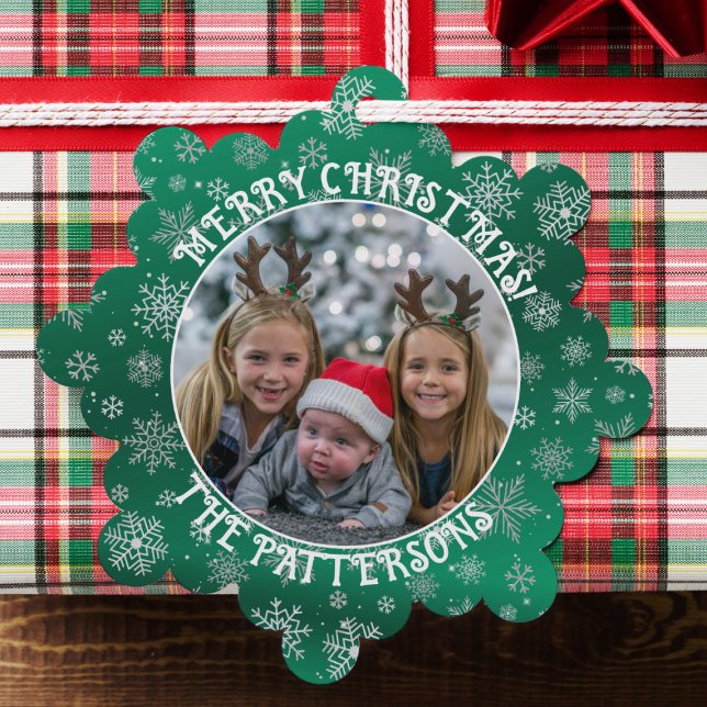 Snowflakes Family Photo Papier vert Carte d'orneme (Hang these ornaments on a Christmas tree or use them as a unique gift tag to your loved ones.)