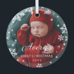 Snowflakes & Stars Baby's 1st Christmas Photo Ornament Aus Glas<br><div class="desc">Beautiful round glass Christmas ornament to celebrate your baby's first Christmas. Add a photo of your baby, boy or girl, and their name and the year. White snowflakes and stars are printed on your photo to give it a beautifully wintery feel. Snowflake and star themed first Christmas ornament in glass...</div>