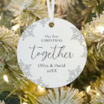 Snowflakes unser erstes Weihnachts-Zusammen-Skript Ornament Aus Metall<br><div class="desc">Personalisierte Erstweihnachtsschmuck mit elegantem,  trendigem Drehbuch und Schneeflocken in hellgrau,  schwarz und weiß,  optionales Foto auf der Rückseite,  modern und einfach.</div>