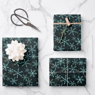 Snowflakes White Blue in Black Night Sky Geschenkpapier Set