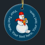 Snowman Accountant Keramik Ornament<br><div class="desc">Ein Schneemann,  der einen Hut und Schal mit Dollarzeichen trägt und einen Taschenrechner mit einer 1040 vor Ort hält,  ist ein lustiges Geschenkdesign für Buchhalterstudenten,  CPAs und Steuerberater.</div>