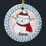 Snowman-Angel-Ornamente Keramik Ornament<br><div class="desc">Snowman Angel Ziergegenstände,  T - Shirt und Geschenke von ArtMuvz Illustration. Matching Funny Snowmen Shirt,  Bindemittel,  Tasse,  Ornament. Fügen Sie Ihren Namen hinzu oder fügen Sie stattdessen Text hinzu. Passen Sie dieses Schneemann-Ornament an,  um es für Sie einzigartig zu machen oder als personalisiertes Geschenk zu geben</div>