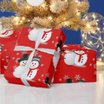 Snowman auf Red Christmas Craft oder Geschenkpapier<br><div class="desc">Wrap deine Geschenke in diesem fröhlichen Weihnachtspapier entworfen. Dieses rote Papier zeichnet sich durch ein niedliches Schneemann-Design mit silbernen Schneeflocken aus. Ein festliches Urlaubspapier,  das allen gefallen wird.</div>