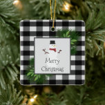 Snowman Buffalo Karierte Keramik Keramikornament<br><div class="desc">Dekorieren Sie Ihren Baum in dieser Ferienzeit mit einem Snowman Buffalo Karierte Keramik Ornament. Im Ornament-Design befindet sich eine Schachtel mit Kiefernästen und ein bezaubernder Schneemann vor einem karierten schwarz-weißen Büffel. Mit diesem Design sind auch zusätzliche Geschenk- und Urlaubsartikel erhältlich.</div>