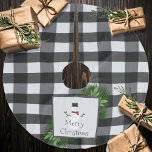 Snowman Buffalo Kariertes Baumrock Polyester Weihnachtsbaumdecke<br><div class="desc">Fügen Sie Ihrem Weihnachtsbaum in dieser Urlaubssaison eine elegante Touch mit einem Snowman Buffalo Kariert Tree Skirt hinzu. Im Baumrockdesign befindet sich eine mit Kiefernästen geschmückte Box,  die einen zauberhaften Schneemann mit einem karierten,  schwarz-weißen Büffel bildet. Mit diesem Design sind auch zusätzliche Geschenk- und Urlaubsartikel erhältlich.</div>