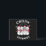 Snowman Christmas Chillin mit meinen Snowmies-Gesc Feiertagspostkarte<br><div class="desc">Snowman Christmas Chillin mit meinen Snowmies-Geschenken</div>