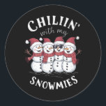 Snowman Christmas Chillin mit meinen Snowmies-Gesc Runder Aufkleber<br><div class="desc">Snowman Christmas Chillin mit meinen Snowmies-Geschenken</div>