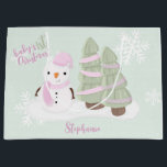 Snowman Christmas Große Geschenktüte<br><div class="desc">Weihnachts-Feiertag des 1. Weihnachtsschneemanns mit diesem niedlichen und schneebedeckten Schneemann, der einen pastellrosa gestrickten Hut und Schal trägt. Dieses Party ist ideal für den Wintergeburtstag oder das Weihnachtsfest Ihres Kindes. Design ist vollständig anpassbar. Karo der koordinierenden Schreibwaren und Geschenke.</div>