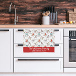 Snowman Christmas Pattern | Familienname 2026 Geschirrtuch<br><div class="desc">Dieses niedliche Küchenhandtuch mit Familienname und dem Jahr 2026. Um den Text zu ändern,  klicken Sie auf die Schaltfläche Personalisieren. Enthält A.I.</div>