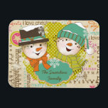 Snowman Christmas Personalisiert Flexi Magnet<br><div class="desc">Unser personalisierter Snowman-Flexi-Magnet bietet Snowmannpaar in Oberhut,  Winterhut,  gestreiftem Schal und Karottennasen auf weißem Hintergrund mit Typografie,  die frohe Weihnachten,  Feierabend und Liebe Weihnachten,  kleine Polka-Punkte auf Senf mit Schneeflocken aus Weiß und ein aquamarines Banner,  das Sie leicht mit einem Namen personalisieren können!</div>