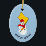 Snowman Colorguard Keramik Ornament<br><div class="desc">Ein Schneemann,  der eine Fahne trägt und einen Schal mit Fahnen trägt,  ist ein humorvolles Wachtdesign für Farb- und Wintergartenmitglieder an Geburtstagen und Feiertagen Text kann geändert werden.</div>