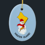 Snowman Colorguard Keramik Ornament<br><div class="desc">Ein Schneemann,  der eine Fahne trägt und einen Schal mit Fahnen trägt,  ist ein humorvolles Wachtdesign für Farb- und Wintergartenmitglieder an Geburtstagen und Feiertagen Text kann geändert werden.</div>