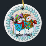 Snowman Couple Keramik Ornament<br><div class="desc">Snowman Coupé Verzierung, T - Shirt, Geschenke und Bekleidung von ArtMuvz Illustration. Matching Snowman Bekleidung, T - Shirt, Feriengeschenke. Schneemann T - Shirt, Weihnachtsgeschenke und Winterkleidung.</div>