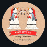 Snowman Couple Kraft Paper Custom Christmas Runder Aufkleber<br><div class="desc">Frohe Weihnachten. Funny Snowman Couple Design mit Kraft Papier Effekt Hintergrund Weihnachtskleber mit personalisiertem Gruß und Namen. Matching Karten und Geschenke in der Weihnachts- und Neujahrskategorie unseres Stores.</div>