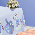 Snowman Dreidels Blue Jewish Holiday Hanukkah Tischdecke<br><div class="desc">Dieses niedliche Hanukkah Tischdecken hat die Möglichkeit, es mit Ihrem Familiennamen und einer Happy Hanukkah Nachricht in der Mitte zu personalisieren. Die Tischtennisplatte ist mit einem jüdischen Schneemann und passenden dreiköpfigen in sanfter Blues und dusky lila abwechselnd um den Stoffrand. Dieses Randdesign betont die hellpastellblaue Hintergrundfarbe und Set den Ton...</div>