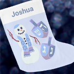 Snowman Dreidels Hanukkah für Kinder Chrismukkah Großer Weihnachtsstrumpf<br><div class="desc">Dieser Hanukkah-Strumpf ist leicht zu personalisieren und eignet sich hervorragend für religiöse Familien, die Weihnachten und Haanukkah feiern. Der fröhliche jüdische Schneemann ist Set auf einem hellblauen Hintergrund, zusammen mit passenden dreideligen in sanfter Blues und einer Touch lila. In einem weißen "Manschettenbereich" oben befindet sich dunkelblauer Text in einem schlichten...</div>