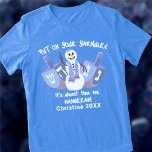 Snowman Dreidels Jewish Holiday Hanukkah Funny Tri-Blend Shirt<br><div class="desc">Dieser personalisierte Hanukkah T - Shirt ist großartig als Leckerei für sich selbst oder als Geschenk. Das Hauptdesign ist ein Schneemann, der hallo winkt, mit weißen Texten für dunkle Shirts, flankiert von passenden dreiköpfigen in Blues und lila, einer auf beiden Seiten. Ein skurriler, handgeschriebener Schriftart oben und unten lautet: "Legen...</div>