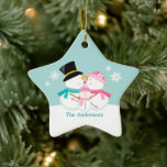 Snowman-Familie der drei Weihnachtsfeiertage Keramikornament<br><div class="desc">Maßgeschneiderte Weihnachtsschmuck mit einer bezaubernden und einzigartigen Vektor-Illustration von ein paar Schneemännern,  die auf einem winterblauen Hintergrund im Schnee küssen. Personalisieren Sie es mit Ihren Namen,  Ihrem Hochzeitstag oder jedem Text Ihrer Wahl,  um das perfekte First Christmas oder Pärchen Ziergegenstand zu machen. ©Sanqunetti Design</div>