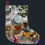 Snowman Family Christmas Strumpf Großer Weihnachtsstrumpf<br><div class="desc">Mit dieser niedlichen Snowman-Familie in dieser Weihnachtszeit einen Strumpf am Kamin halten. Sie bereiten sich darauf vor,  Geschenke zu öffnen. Ihre Familie wird Liebe graben durch ihren personalisierten Strumpf für ihre kleinen Leckereien ... ..während Sie Kaffee aus der passenden Tasse trinken. (abdunkeln)</div>