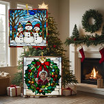 Snowman Family Imitats Festglas Keramikornament<br><div class="desc">Snowman Family Imitats Festverglaste Keramik Ornament Bringen Sie fröhliche Wintermagie zu Ihrem Baum mit diesem Snowman Family Imitats Buntglas Keramik Ornament. Dieses digital bearbeitete AI-Design mit einer bezaubernden Schneemannsfamilie, umgeben von reichen Juweliertönen, schafft das zeitlose Aussehen der farbenfrohen Glaskunst. Ideal, um Ihrem Weihnachtsdekor gemütlichen und festlichen Charme zu verleihen. Es...</div>