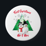 Snowman First Christmas Mr. / Mrs. Holiday Button<br><div class="desc">Zeigen Sie Ihren Status als Herr und Frau mit diesem ersten Weihnachtsferien-Knopf. Dieser Knopf zeigt das Design von Mr. und Mrs. Snowman mit grafisch gestalteten Urlaubsbäumen und Schneeflocken. Ein solcher Knopf wäre ein nachdenkliches Geschenk für sie.</div>