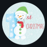 Snowman First Christmas Runder Aufkleber<br><div class="desc">Feiern Sie Ihre ersten Weihnachten mit diesem Aufkleber "Snowman First Christmas" ist ideal für Karten, Geschenke und Handwerk. Mit einem schneeblauen Hintergrund, einem Schneemann Sprichwort "1." und Weihnachten geschrieben in festlich rotem Schriftart. Snowman Sign and Red Christmas Schriftart: Prettygrafik design (https://www.etsy.com/shop/Prettygrafikdesign) Blue Christmas background: Sonya DeHart Design http://www.sonyadehartdesign.com | http://www.sonyadehartdesign.etsy.com...</div>