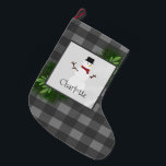 Snowman Gray Buffalo Karierter Strumpf Großer Weihnachtsstrumpf<br><div class="desc">Fügen Sie eine festliche Touch zu Ihrem Kamin in dieser Ferienzeit mit einem Snowman Gray Buffalo Karierten Strumpf. Im Strumpf-Design befindet sich eine Schachtel mit Kiefernästen und ein bezaubernder Schneemann mit Büffel-kariertem Hintergrund. Hier können Sie Ihren Namen für Ihre Personalisierung hinzufügen. Mit diesem Design sind auch zusätzliche Geschenk- und Urlaubsartikel...</div>