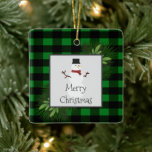 Snowman Green Buffalo Karierte Keramik Keramikornament<br><div class="desc">Dekorieren Sie Ihren Baum in dieser Ferienzeit mit einem Snowman Green Buffalo Karierte Keramik Ornament. Im Ornament-Design befindet sich eine Schachtel mit Kiefernästen und ein bezaubernder Schneemann mit Büffel-kariertem Hintergrund. Mit diesem Design sind auch zusätzliche Geschenk- und Urlaubsartikel erhältlich.</div>