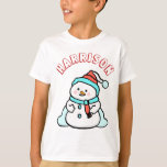 Snowman Individuelle Name Boys White Christmas T-Shirt<br><div class="desc">Dieses kleine weiße Weihnachtsabend besticht durch einen niedlichen Schneemann auf der Vorderseite mit dem Namen Ihres Kindes in Rot-Stein-Effekt-Schriftart. Um den Namen oder den Schneemann zu ändern,  klicken Sie auf die Schaltfläche Personalisieren. Dieses Design enthält A.I.</div>