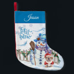 Snowman | Lassen Sie es Personalisiert schneien Kleiner Weihnachtsstrumpf<br><div class="desc">Ein bezaubernder Strumpf der Fleece wird Familie und Freunde mit einem bunten Schneemann und seinem Hund in einem Santa Anzug Freund begrüßen,  während sie einen Schneefall genießen. Personalisieren Sie dies mit einem Namen,  bevor Sie sich in Ihren Warenkorb legen.</div>