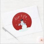 Snowman Liebe n Joy Red Christmas Umschlag Aufkleb Runder Aufkleber<br><div class="desc">Weihnachten "Liebe und Freude" Umschlag Aufkleber mit fröhlicher Schneemannsillustrierung. Rot mit weißem Text,  der sich über dem Schneemann kurbelt,  der einen blauen Schal und einen schwarzen Top Hut trägt. Aufkleber sind in zwei Größen erhältlich.</div>