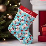 Snowman Niedlich Winter Holiday Weihnachtsmuster Kleiner Weihnachtsstrumpf<br><div class="desc">Feiern Sie die Winterfreuden mit diesem bezaubernden personalisierten Strumpf. Ein fröhliches Schneemanndesign bringt eine spielerische Touch in Ihre Weihnachtsdekoration. Das festliche Muster mit Schneeflocken und Wintermotiven erinnert an die Wärme und den Zauber der Urlaubssaison. Dieser Strumpf ist perfekt für Groß und Klein geeignet und wird alle begeistern. Personalisieren Sie es...</div>