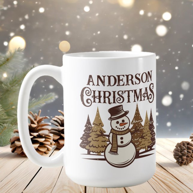 Snowman Pine Trees Familienname Weihnachten Kaffeetasse (Rustic snowman family name Christmas mug)