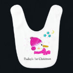 Snowman Pink Baby's First Christmas Babylätzchen<br><div class="desc">Ein niedlicher Schneemann mit Hut und Schal,  kleine Sterne und Mond über den Akzenten dieses Babys erste Weihnachten! Fügen Sie den Namen des Babys hinzu,  um ihn anzupassen!</div>