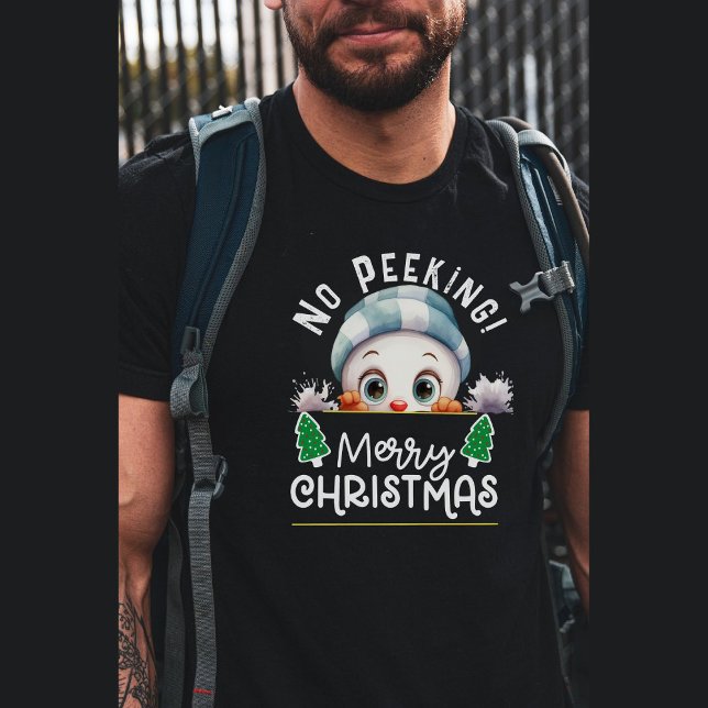 Snowman pinkelt zwischen Weihnachtsbaum T-Shirt (Funny peeking snowman t-shirt unisex)