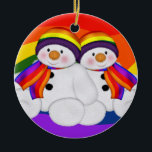 Snowman Pride Keramikornament<br><div class="desc">Niedliches Hängeornament von zwei kleinen Schneemännern in Regenbogenstacheln,  Sandschals auf Regenbogenuntergrund .. wunderbare Geschenkidee für Weihnachten von Ricaso</div>