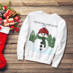 Snowman Red Beanie Ugly Christmas Black Typografy Sweatshirt<br><div class="desc">Super niedlicher und fröhlicher Schneemann mit roter Mütze und grünem Schal; stehend vor einer Kiefer hühnt sich der Wald. Maßgeschneiderte Weihnachten und Happy New Year schwarze Typografie, machen diesen Pullover zu einem fantastischen Outfit für Ihr Ugly Weihnachten Party. Machen Sie es lustig, machen Sie es einzigartig. Diese Abbildung wurde von...</div>