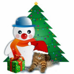 Snowman & Santa Cat Weihnachten Fotoskulptur Ornament<br><div class="desc">Dekorieren Sie Ihren Weihnachtsbaum mit diesem bezaubernden Schneemann und der Fotoskulptur von Santa Cat. Dieses festliche Ornament ist mit einem verzierten Baum und einem seitlich eingewickelten Geschenk ausgestattet. Ich schuf dieses Spezialschmuck aus ausgeschnittenen Grafiken und Fotografien. Dann habe ich eine Collage erstellt, indem ich lese und abwäge. Dieses Ornament ist...</div>