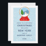 Snowman Snow Globe Cookie Illustration Weihnachten<br><div class="desc">Diese bezaubernde und moderne Weihnachtsgrüßkarte ist ideal für die Ferienzeit. Es zeigt eine von Hand gezeichnet Snowman Snowglobe gebackene Keksillustrierung in Rot, Blau und Grün auf einem pastellblauen Hintergrund mit weißen fallenden Schneeflocken auf der Rückseite sind ähnliche Schneeflocken und marineblauer Himmel. Es ist niedlich, künstlerisch, lustig und spielerisch für die...</div>