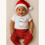 Snowman Theme Baby First Christmas Baby Strampler<br><div class="desc">Ihr Baby wird für den Urlaub in diesem wertvollen 1. Weihnachtsanzug bereit sein. Dieser weiße Bodysuit ist mit einem Snowman inspiriert "1." Schild, dessen Weihnachtsschrift in Rot geschrieben ist. Passen Sie den Namen des Babys unter der Grafik an. Bestellen Sie noch heute Ihre Bestellung! Snowman Sign and Red Christmas Schriftart:...</div>