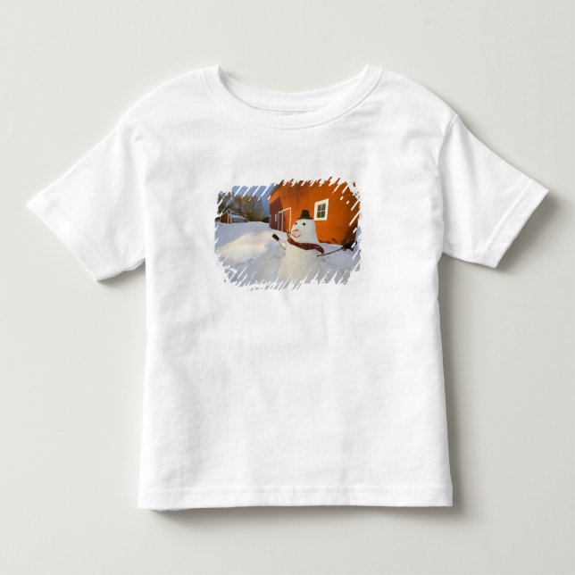 Snowman vor der roten Scheune in Columbia Falls Kleinkind T-shirt (Vorderseite)