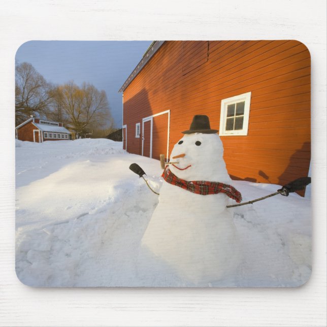 Snowman vor der roten Scheune in Columbia Falls Mousepad (Vorne)