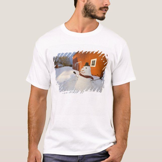 Snowman vor der roten Scheune in Columbia Falls T-Shirt (Vorderseite)