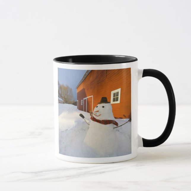 Snowman vor der roten Scheune in Columbia Falls Tasse (Rechts)