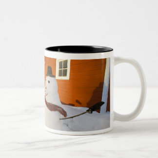 Snowman vor der roten Scheune in Columbia Falls Zweifarbige Tasse